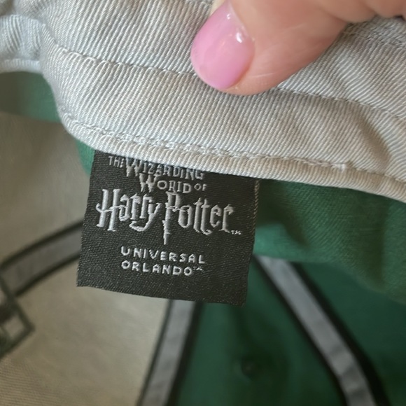EXCLUSIVE WIZARDING WORLD OF HARRY POTTER UNIVERSAL ‘SLYTHERIN’ CAP - Picture 4 of 5